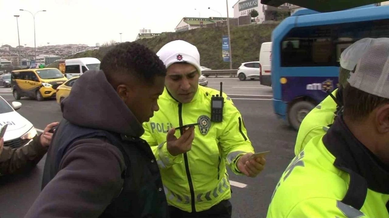 Ünlü futbolcu polis denetimine takıldı, ceza yedi!