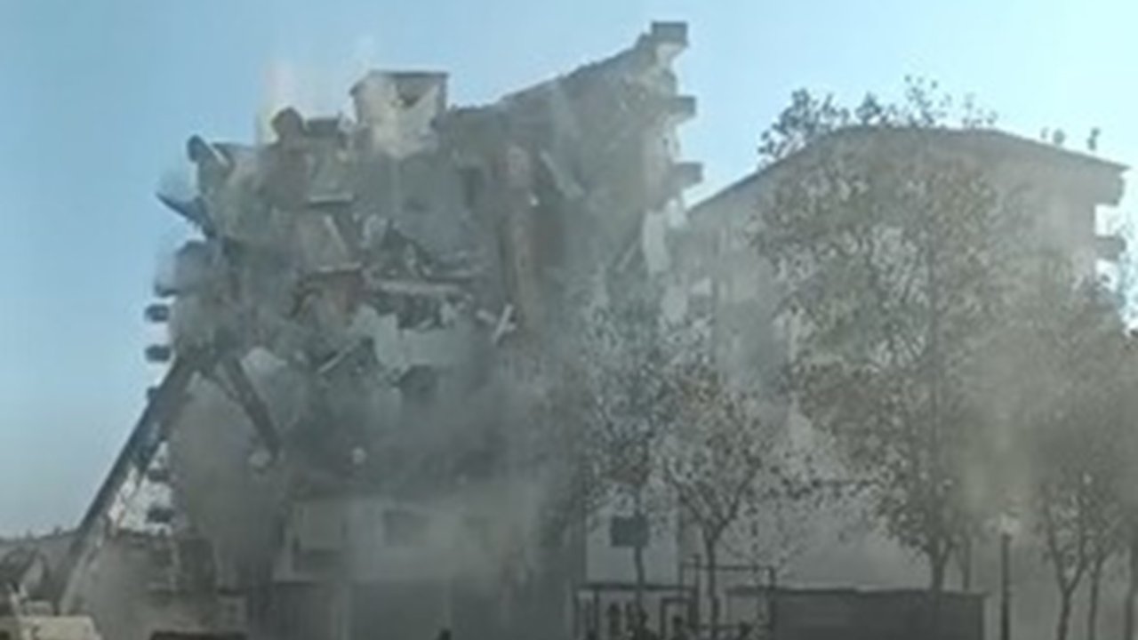 Ağır hasarlı bina, yıkım sırasında çöktü
