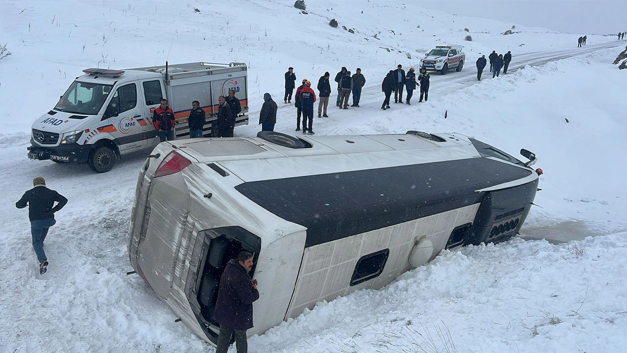 Bir kaza da Sivas'tan: Çok sayıda yaralı var