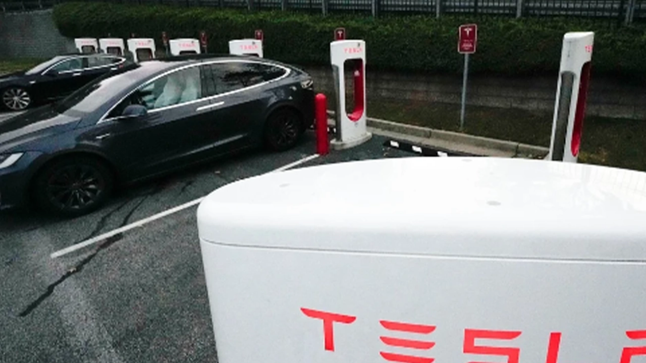 Elektrikli otomobil devi Tesla 200 bin aracını geri çağırdı