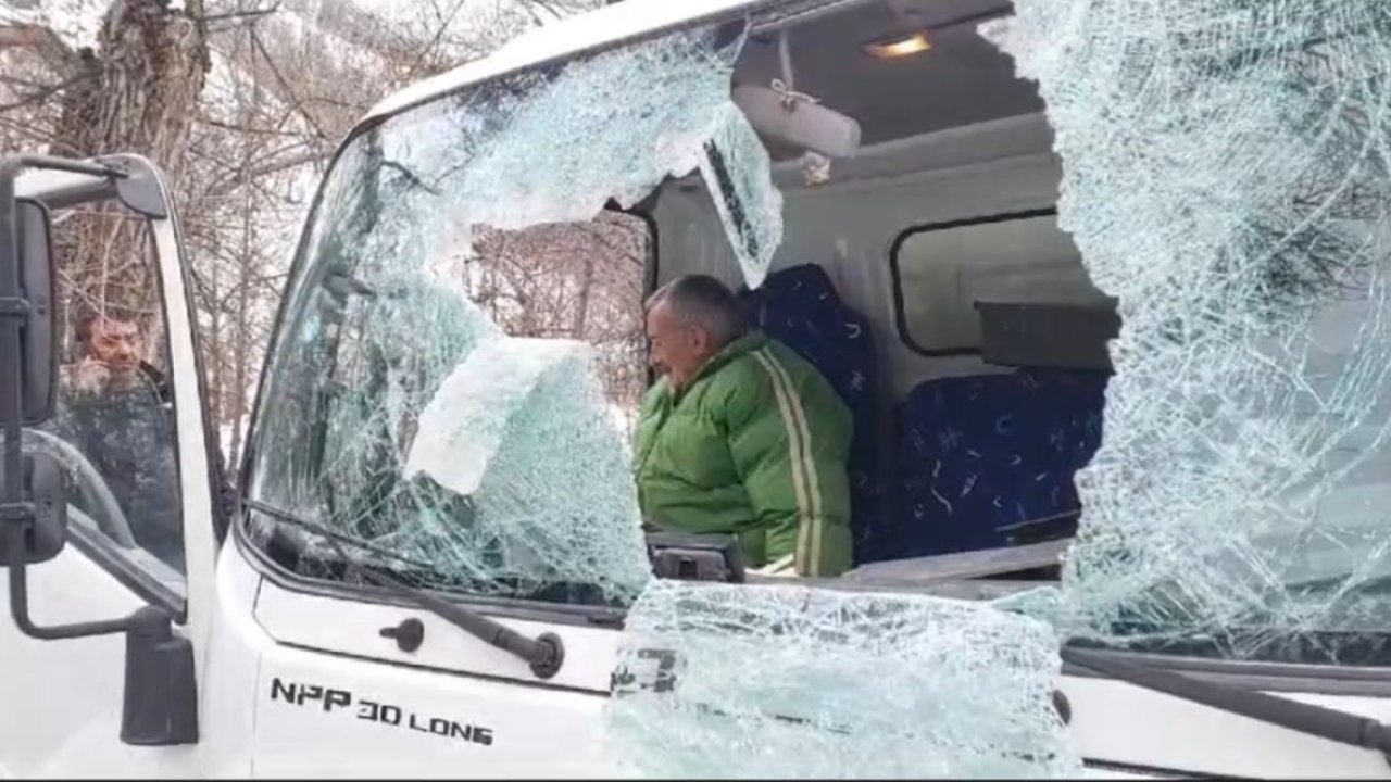 Dağdan kopan kaya parçası kamyonetin ön camından girdi: 1 ölü