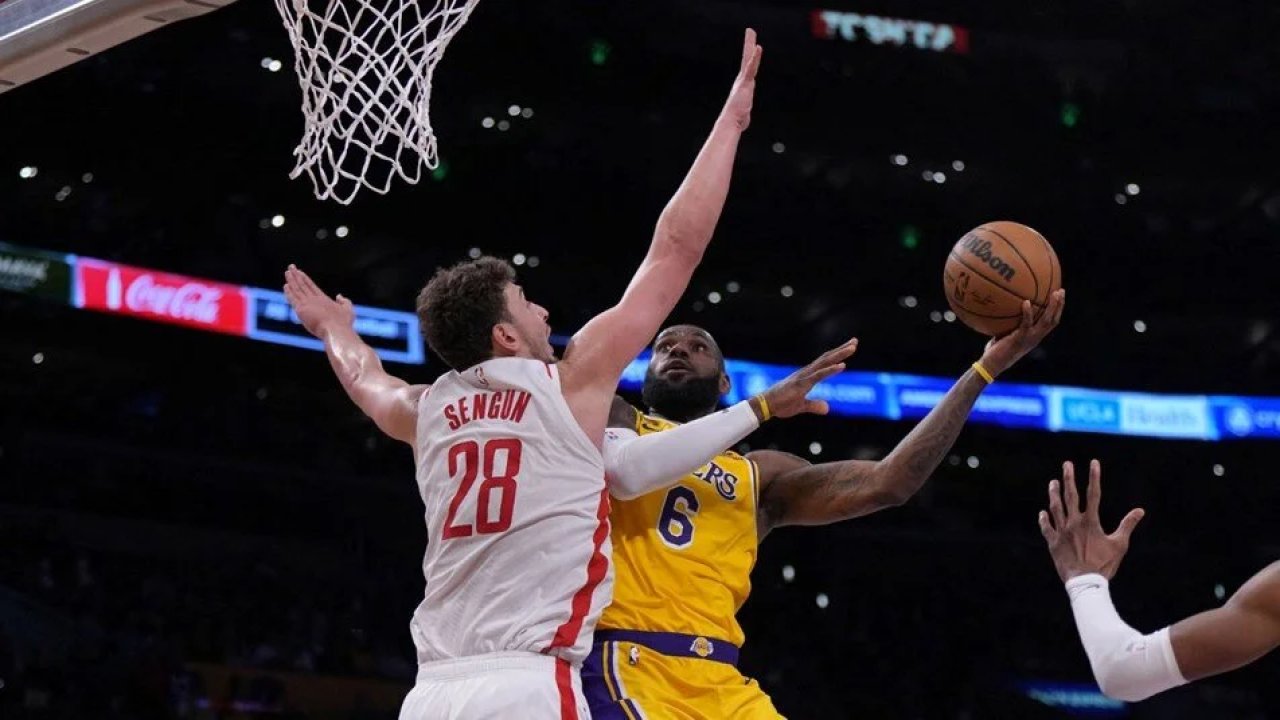 Alperen'in 31 sayı attığı maçta Rockets, Lakers'ı yendi