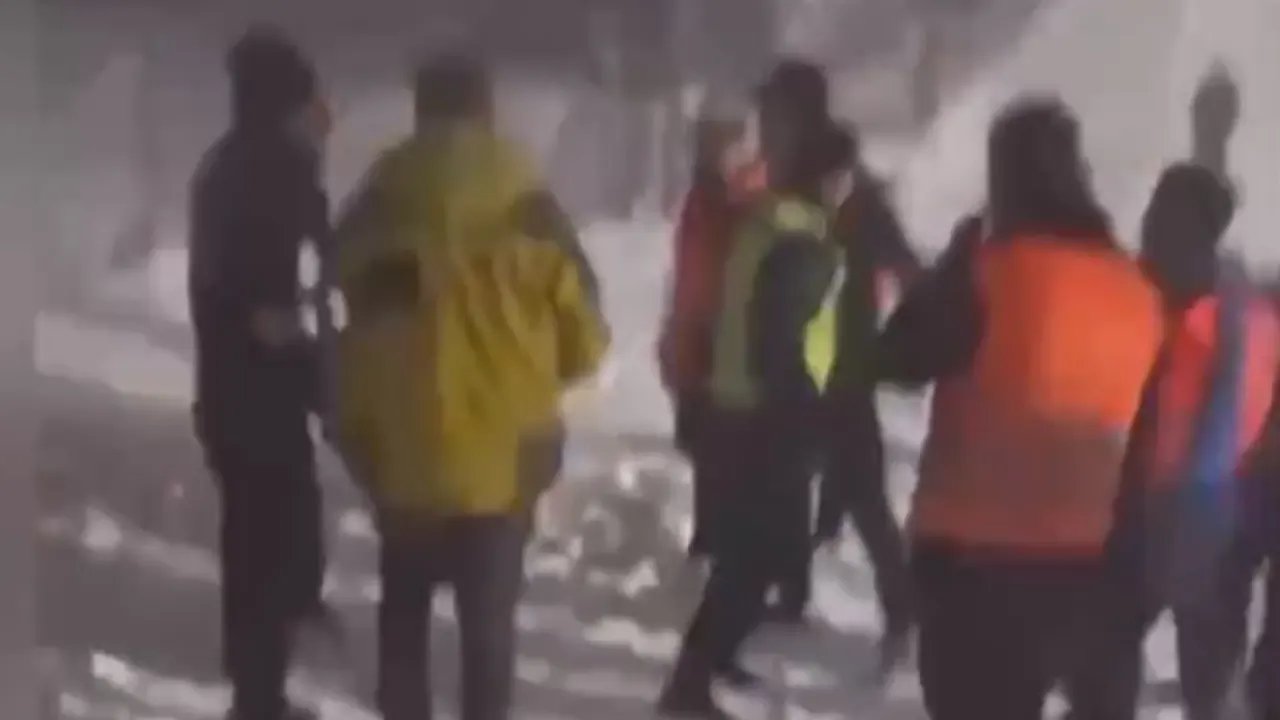 Yanlış hareketle kayak yapan müşteriyi uyarmak isterken bıçaklandılar