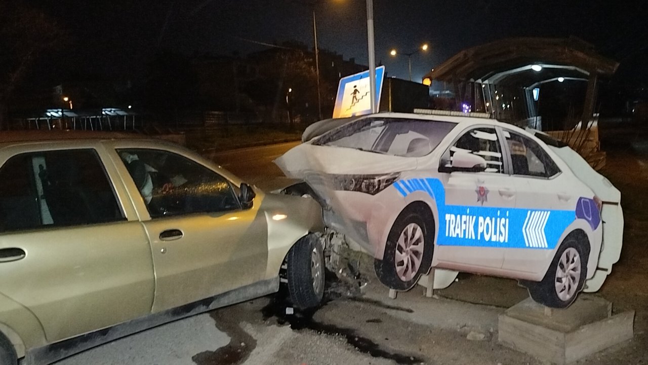 Kontrolden çıkan araç, maket polis arabasına çarptı!