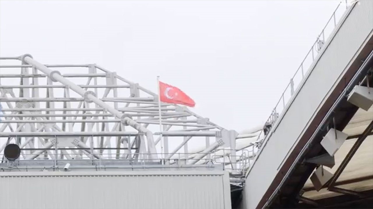 Manchester United, Altay Bayındır onuruna Türk bayrağı dalgalandırdı