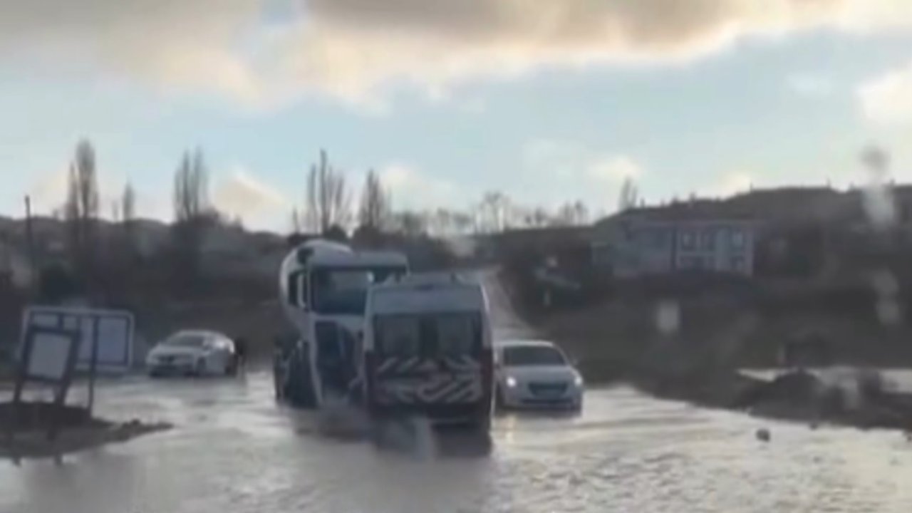 Başakşehir'de sürücüler göl olan yolda mahsur kaldı