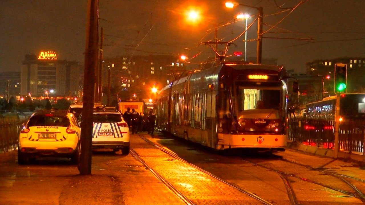 İstanbul'da iki tramvay çarpıştı: Vatman ve iki yolcu yaralandı, seferler durdu