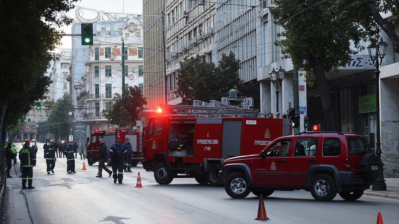 Atina'da bakanlık önünde bomba patladı
