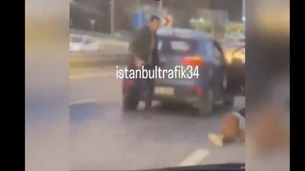 Şiddet gören kadın kendisini arabadan attı! Sürücü zorla araca geri bindirdi…