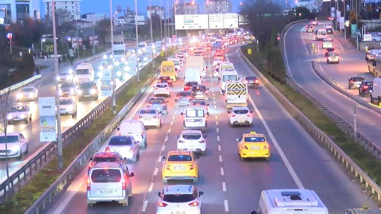 Okulların açılmasıyla İstanbul'daki trafik oranı %65' çıktı