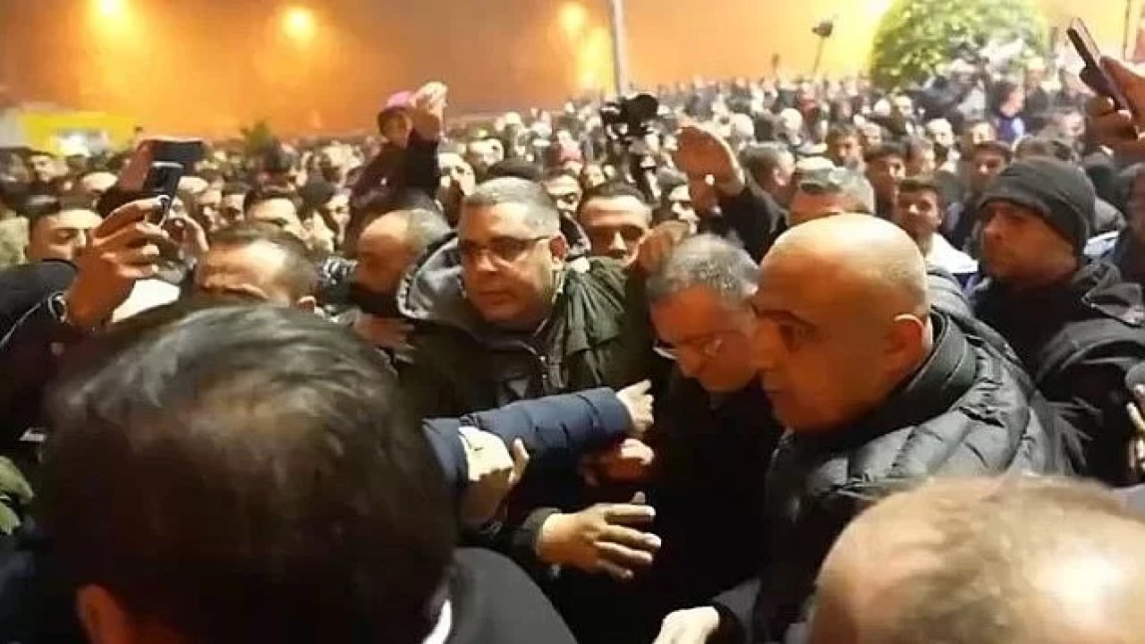 6 Şubat depreminde belediye başkanı Lütfü Savaş protesto edildi