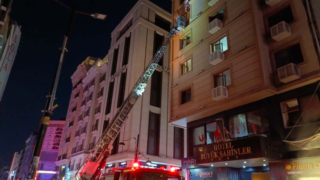 Otel yangınında can pazarı: 20 kişi mahsur kaldı