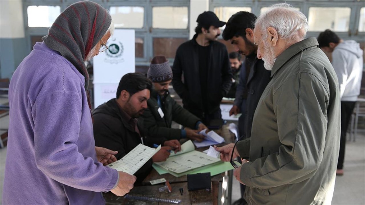Pakistan'da halk sandık başında: Oy verme işlemi başladı