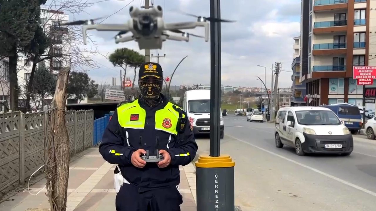 Dron destekli trafik denetiminde kaçak göçmenler yakalandı