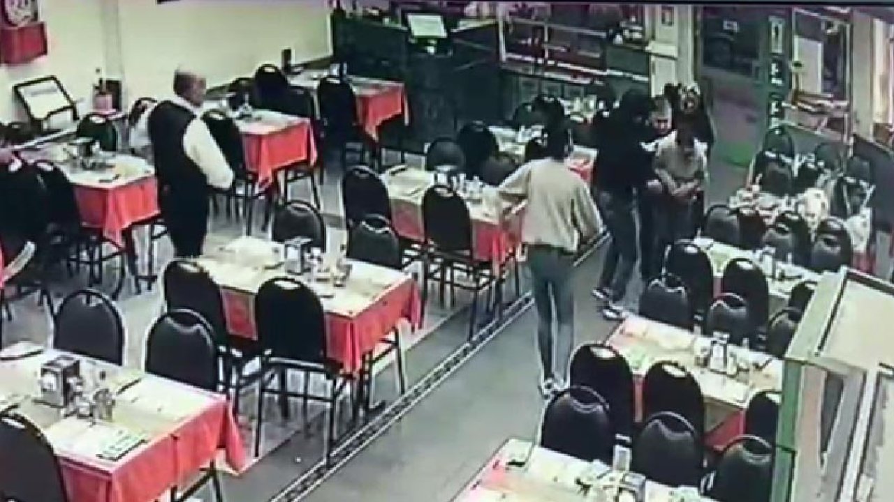 Restoranda garsondan çocuğa hayat kurtaran müdahale: O anlar kamerada