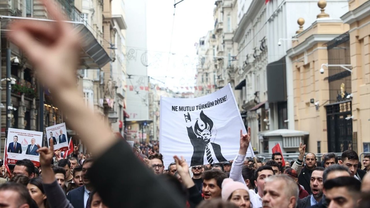Zafer Partililer İstiklal Caddesi'nde "Türk'üz Türkçüyüz Atatürkçüyüz ve Mülteci istemiyoruz" diyerek slogan attı