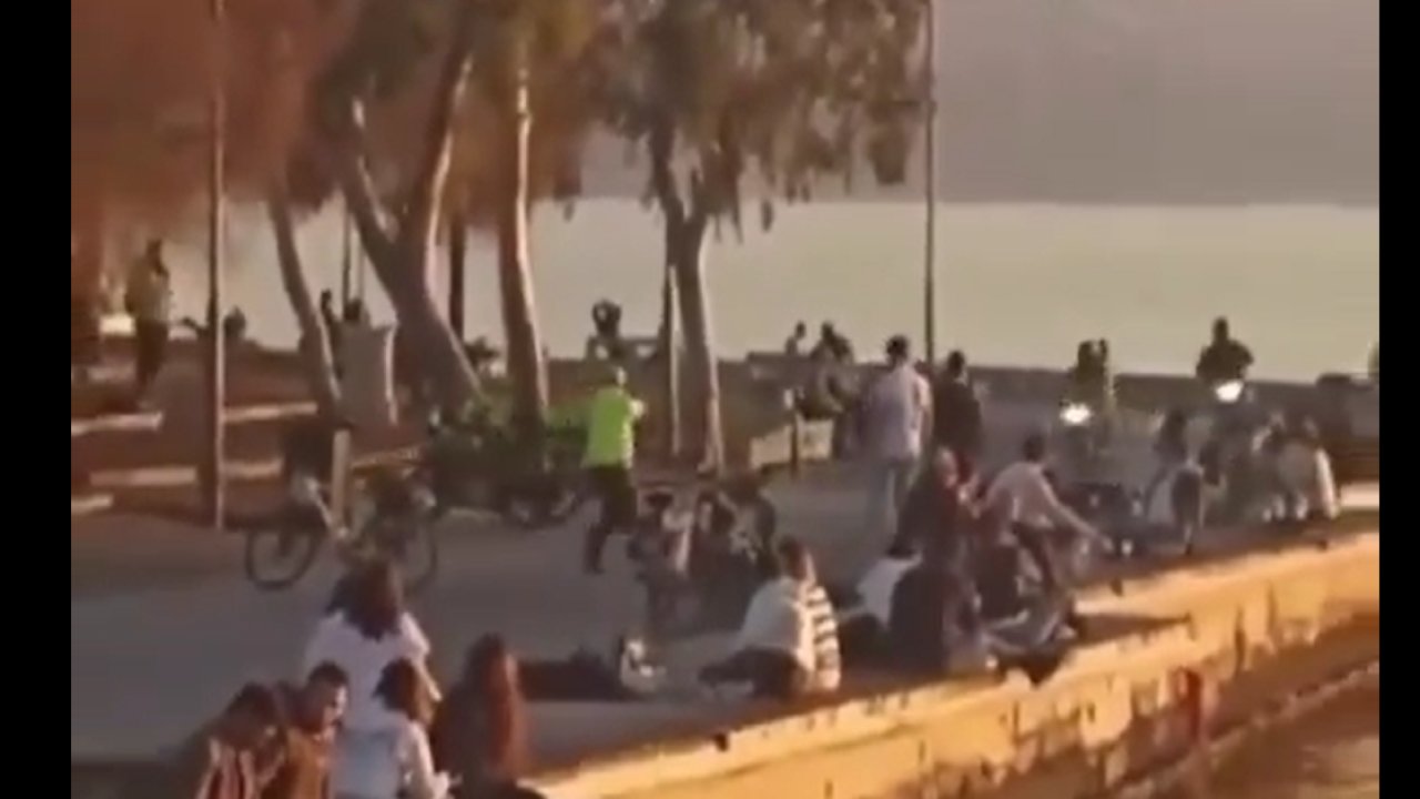 Polis silah çekmesine rağmen durmayan motorcular sahili karıştırdı!