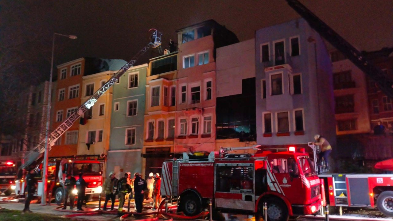 3 katlı binada korkutan yangın! Alevler başka binaya sıçradı: 1 yaralı