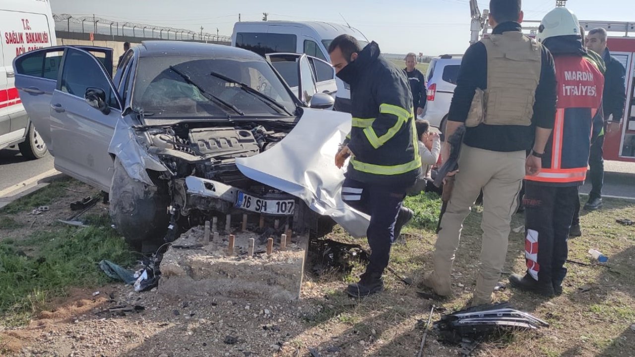Mardin'de korkunç kaza! Otomobille hafif ticari araç çarpıştı: 1'i bebek, 6 yaralı