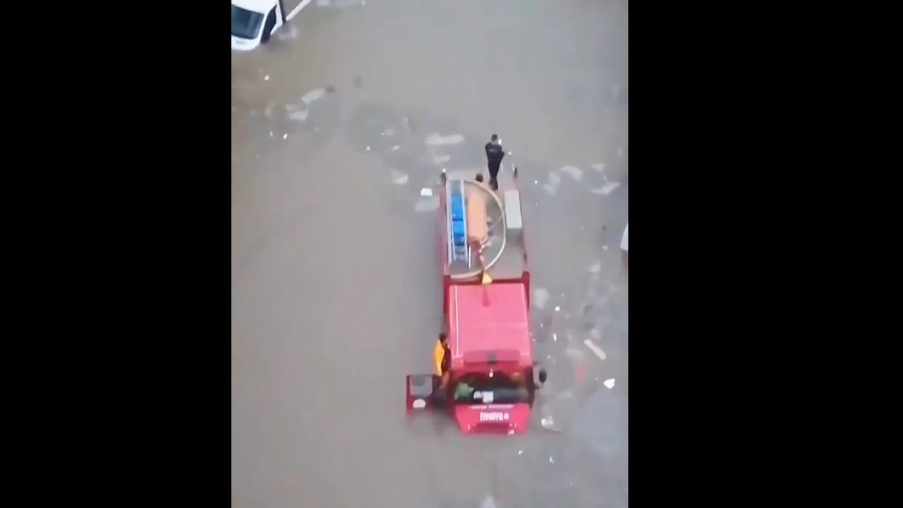 Antalya’da sel felaketi: İtfaiye aracı bile mahsur kaldı!