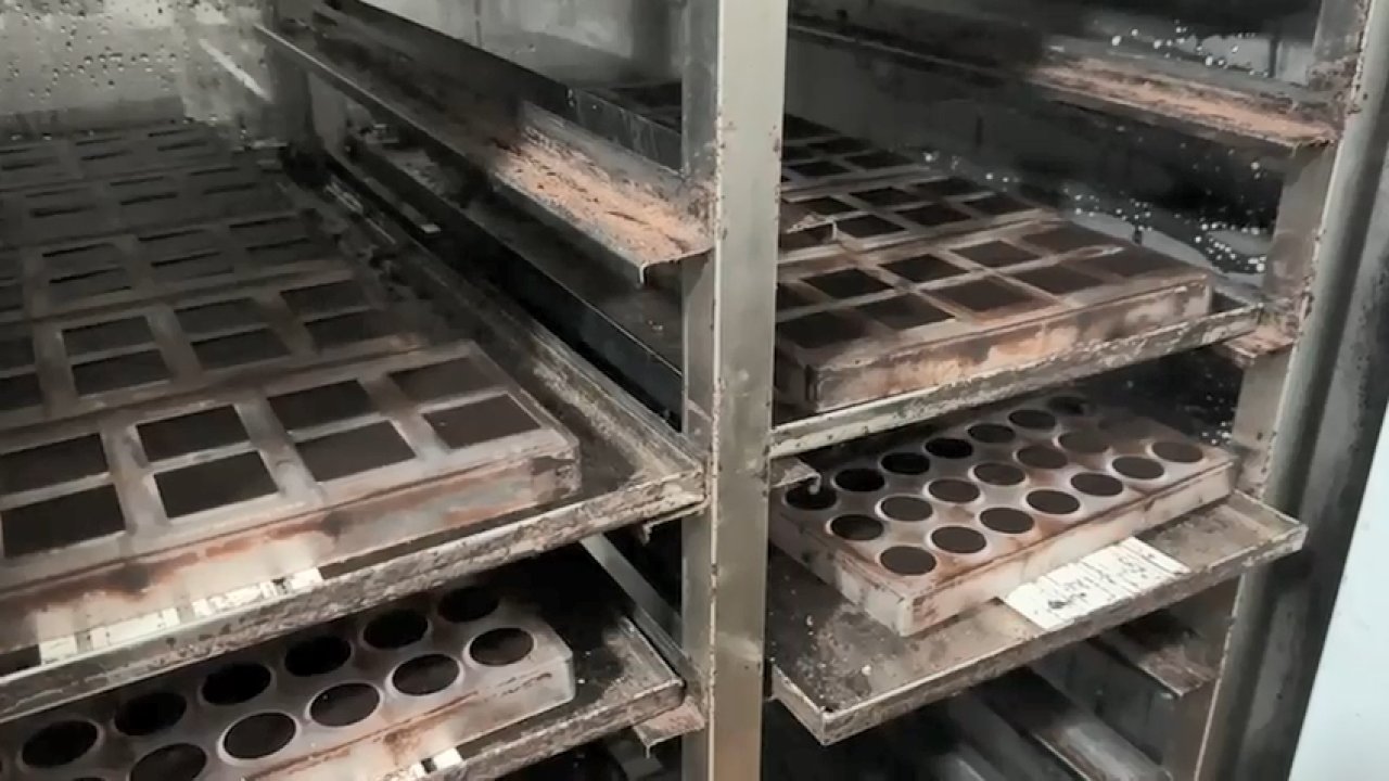 Merdiven altında çikolata imalatı!