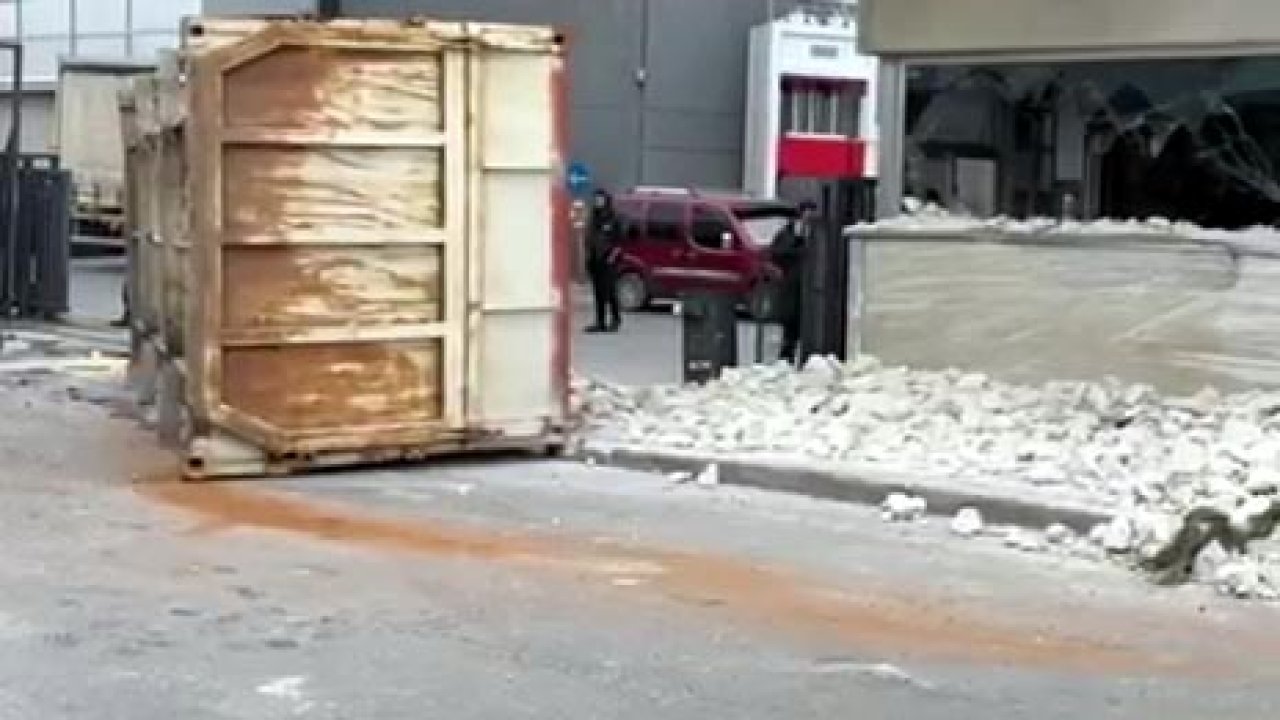 Hafriyat kamyonu güvenlik kulübesine çarptı
