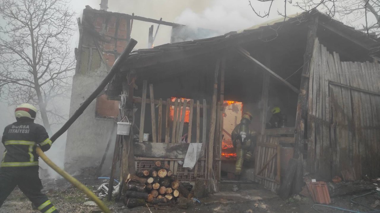 Soba kıvılcımı evi yaktı, yaşlı adamı komşuları kurtardı
