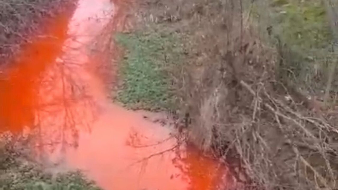 Kimyasal atıklar derenin rengini turuncuya döndürdü