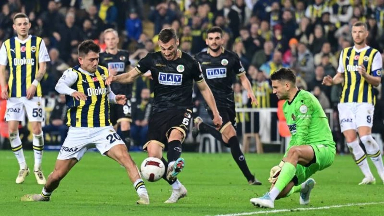 Fenerbahçe'nin Rizespor deplasmanındaki muhtemel 11'i belli oldu! Yıldız isim kulübeye çekiliyor