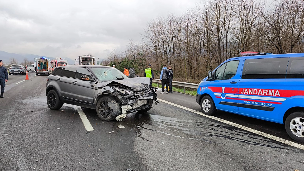 Anadolu Otoyolu'nda korkunç kaza! Kontrolden çıkan cip otomobile çarptı: 3 ölü, 2 yaralı