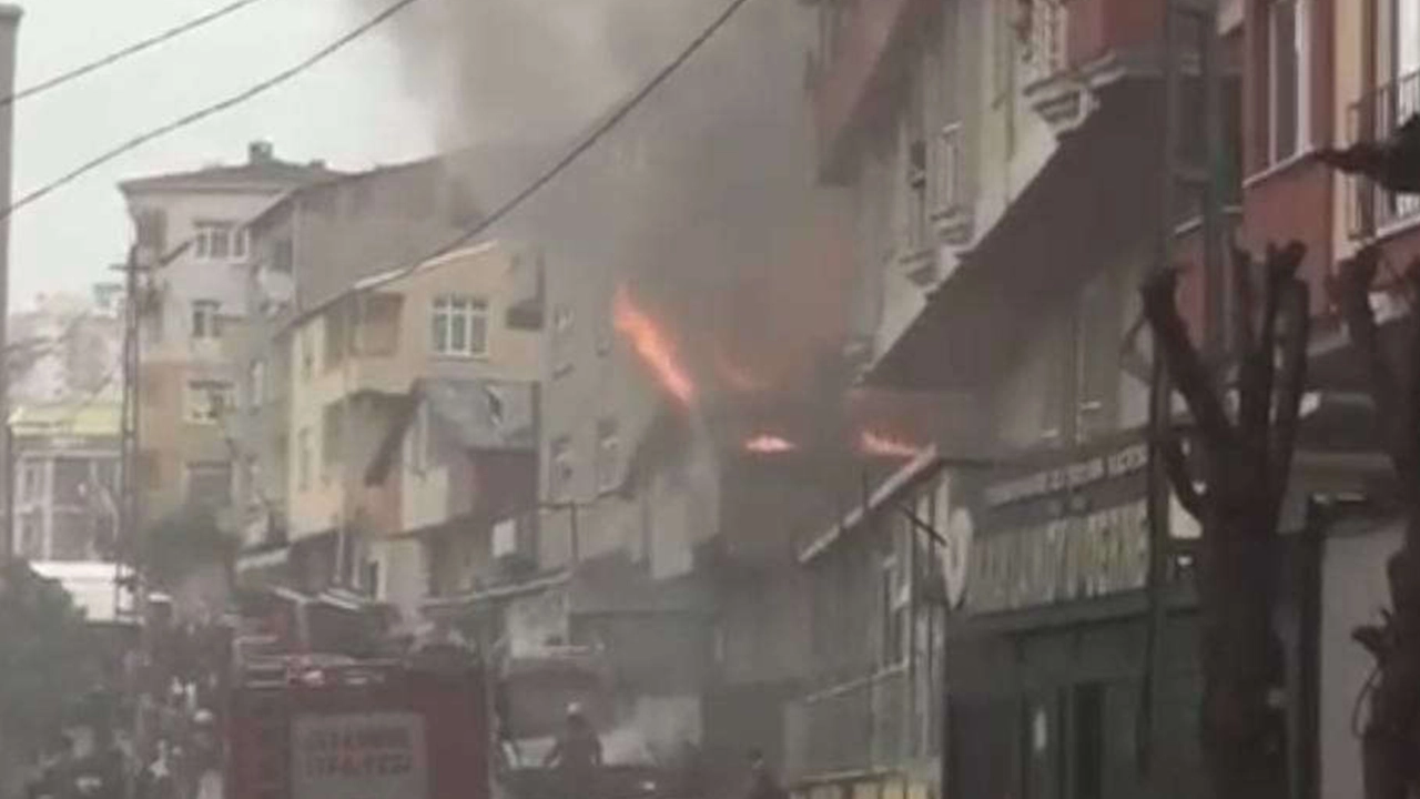 Pendik'te 2 katlı bina alev alev yandı: Büyük çapta hasar oluştu