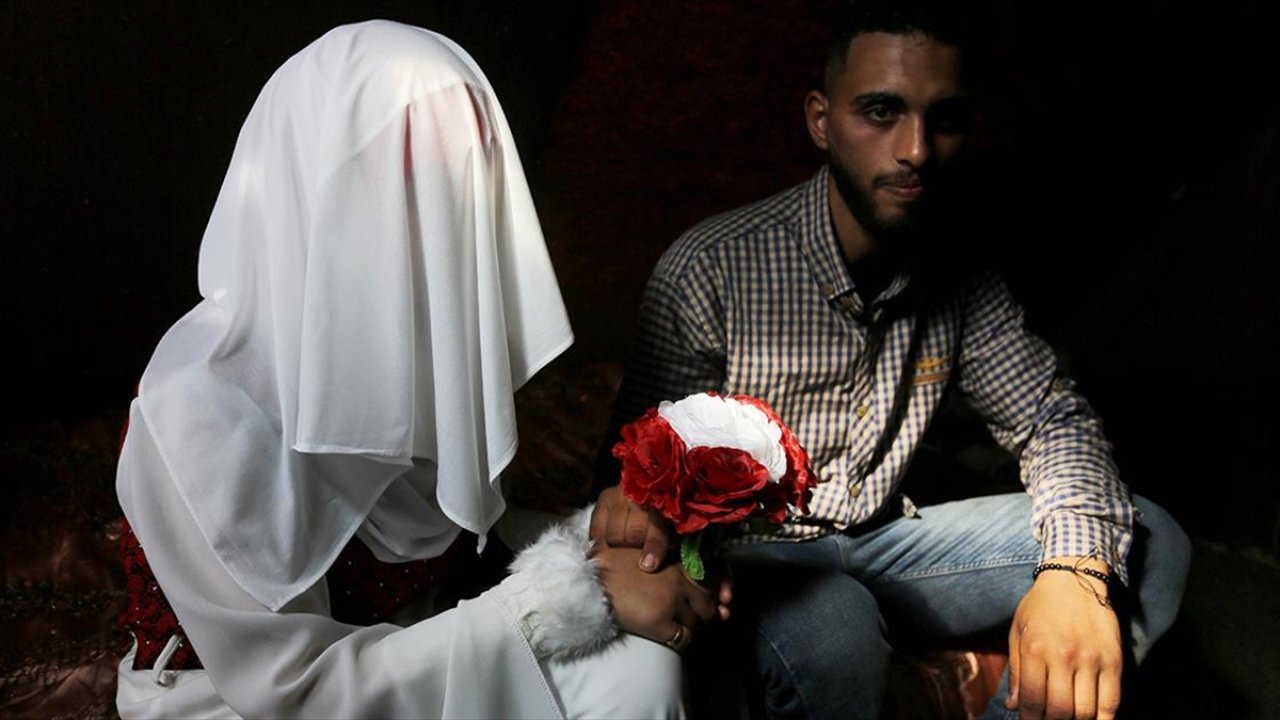 Filistinli çift, Gazze'de bombardıman altında dünyaevine girdi