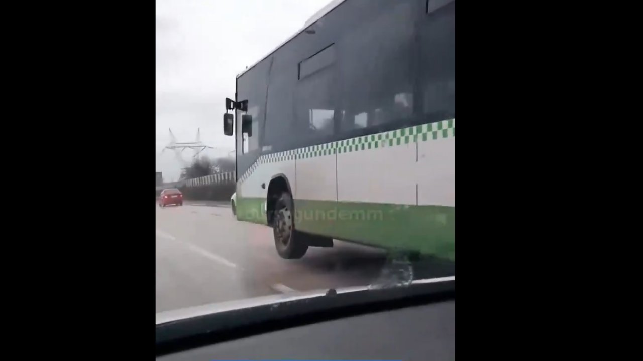 Ön tekeri havada yolculuk yapan otobüs panik yarattı!