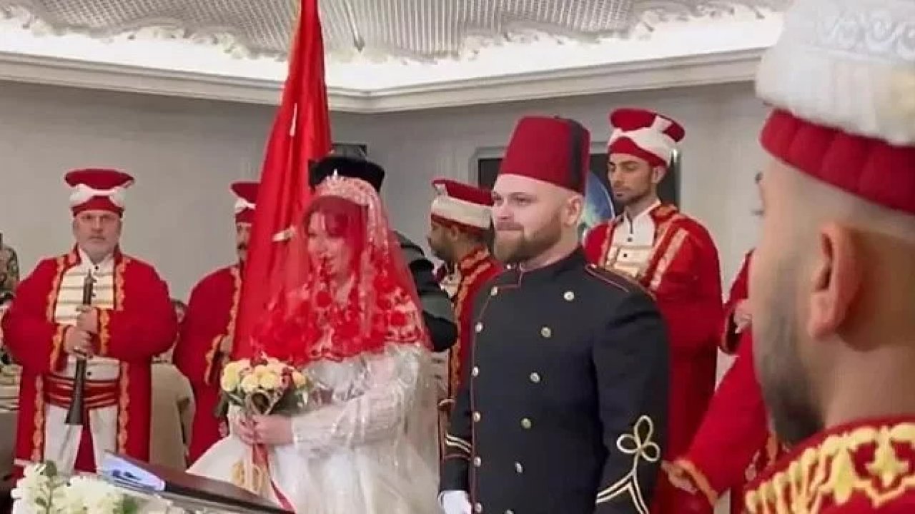 Osmanlı hanedanının kadın üyelerinden Berna Sultan Osmanoğlu mehter marşı eşliğinde evlendi