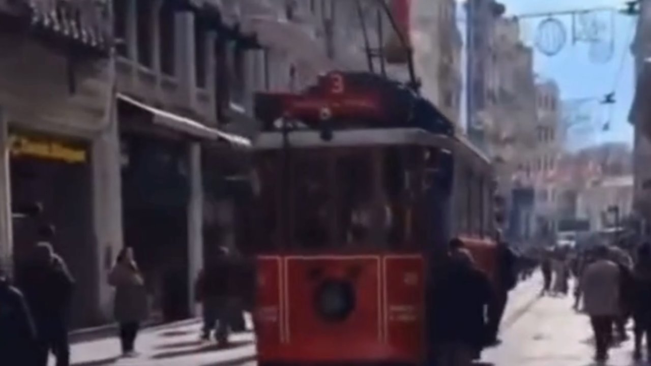 İstiklal Caddesi'ndeki tarihi tramvaya binmeye çalışırken canından oluyordu!