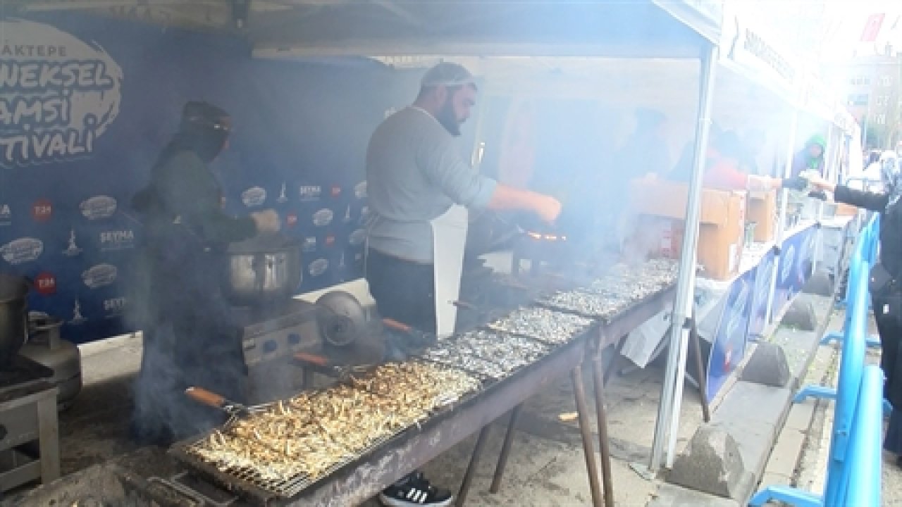 İstanbul'daki hamsi festivalinde 5 ton balık dağıtıldı