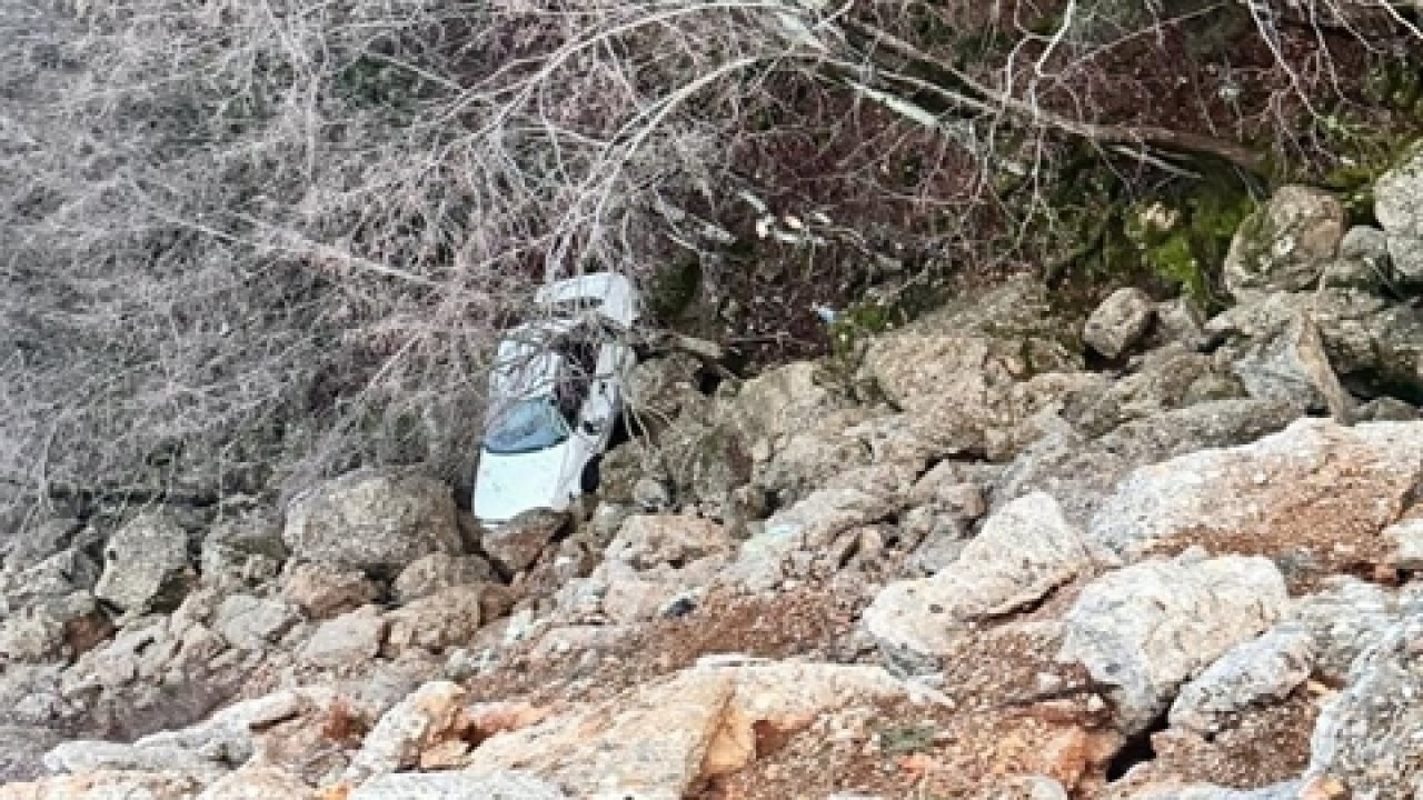 Adana'da 4 kişinin içinde bulunduğu otomobil uçuruma yuvarlandı