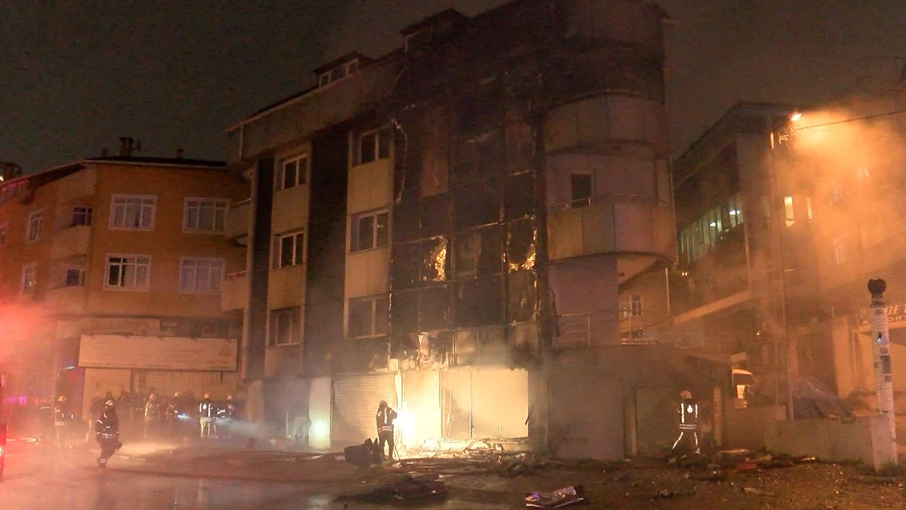 Ataşehir'de iş merkezinde yangın: Cadde trafiğe kapatıldı