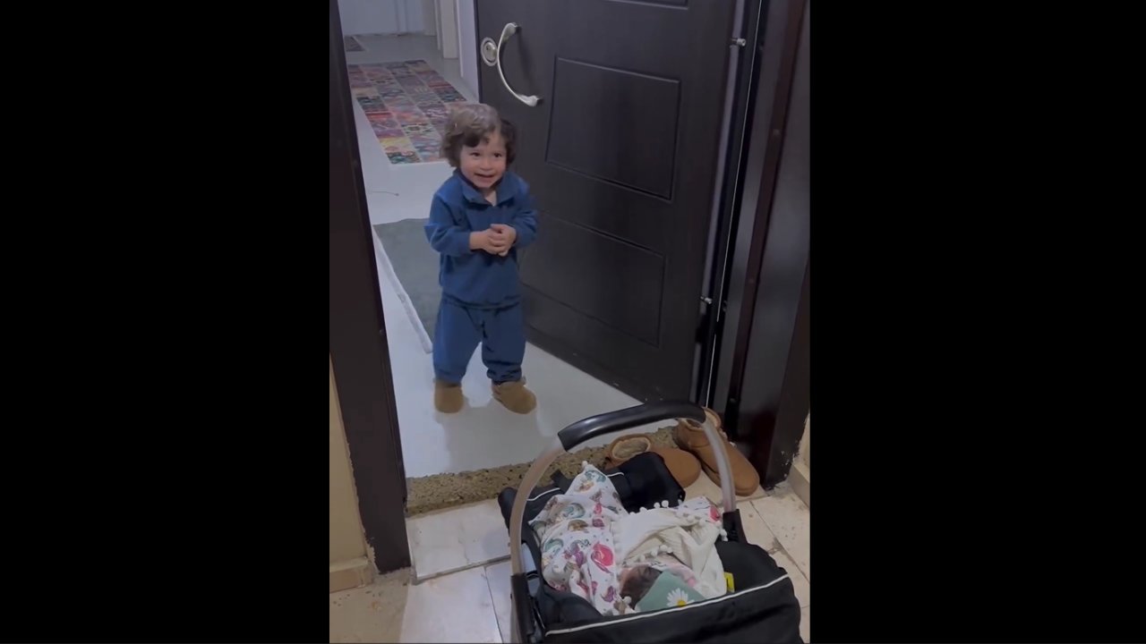 2 yaşındaki çocuğun, 1 günlük kardeşini kapıda karşıladığı anlar yüzleri gülümsetti!