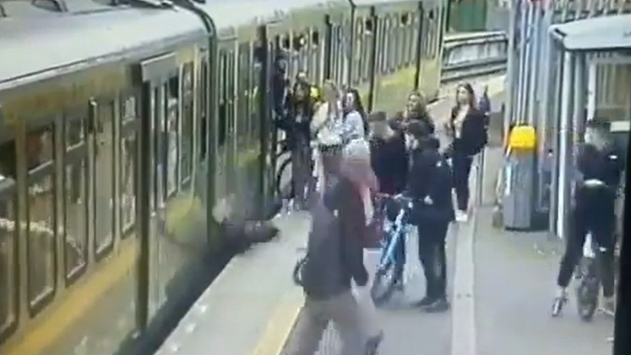 İstasyonda feci anlar! Çete üyeleri, genç kızı tren raylarına itti!