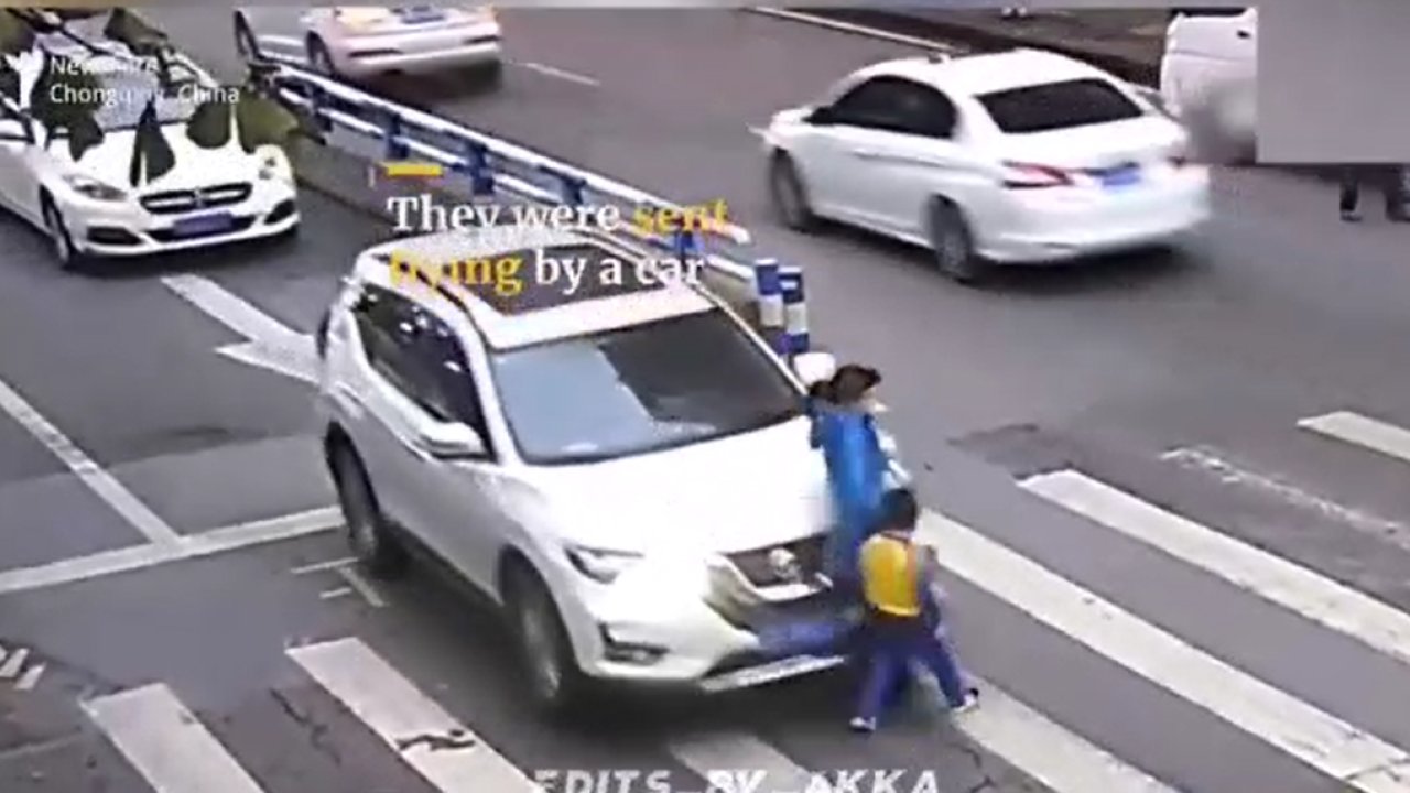 Küçük çocuğun, annesine çarpan araç şoförüne gösterdiği tepki olay yarattı!