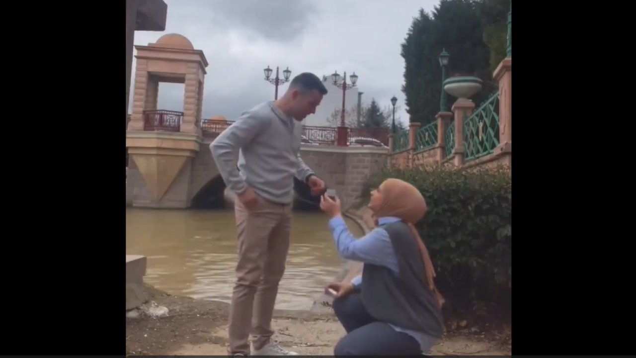 Sevgilisine diz çökerek evlenme teklif eden genç kızın o anları viral oldu!