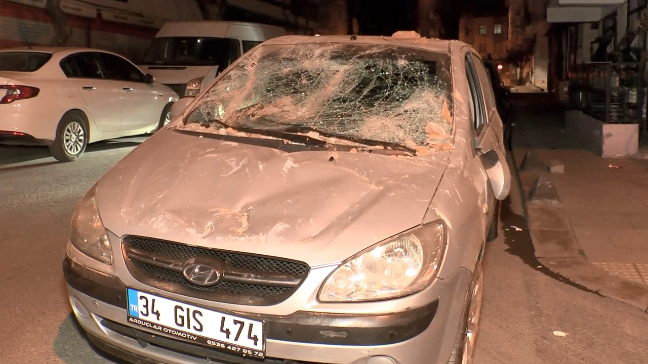Mahalle  sakinleri büyük gürültüyle uyandı: Çatıdan kopan parçalar araçların üzerine düştü