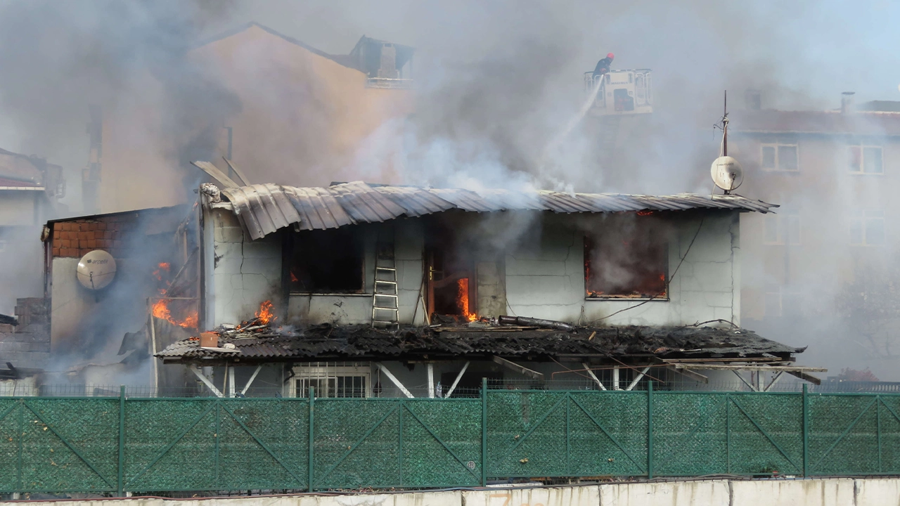 2 katlı binada yangın: Alevler kısa sürede daireyi sardı