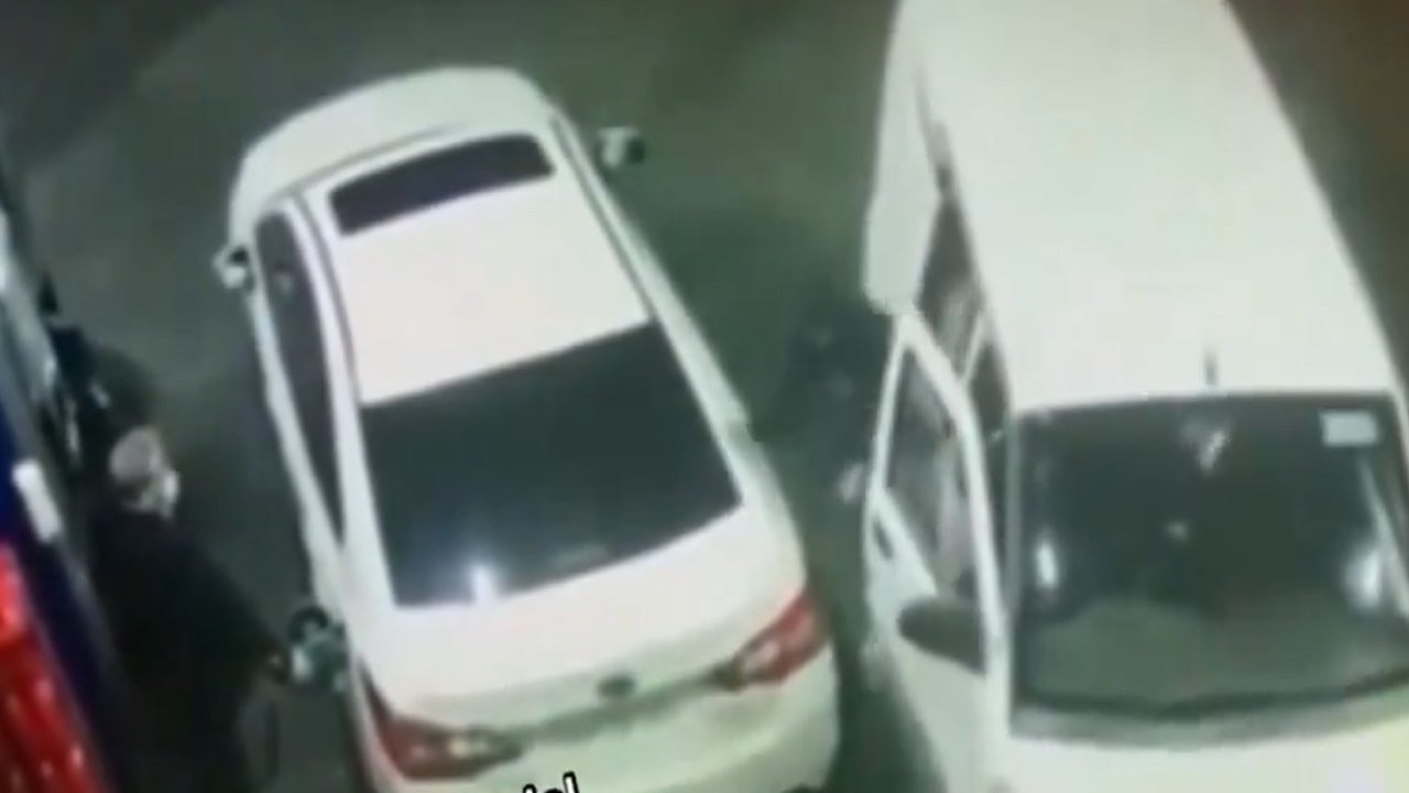 Benzin alırken aracını çalmaya çalışan hırsızları öyle bir yöntemle kovdu ki…