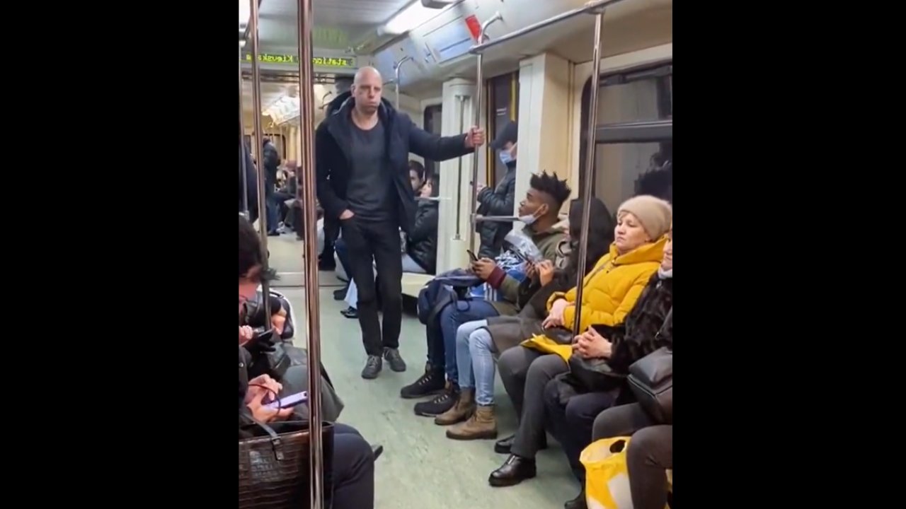 Metroda oturacak yer bulamayan adam öyle bir yönteme başvurdu ki…