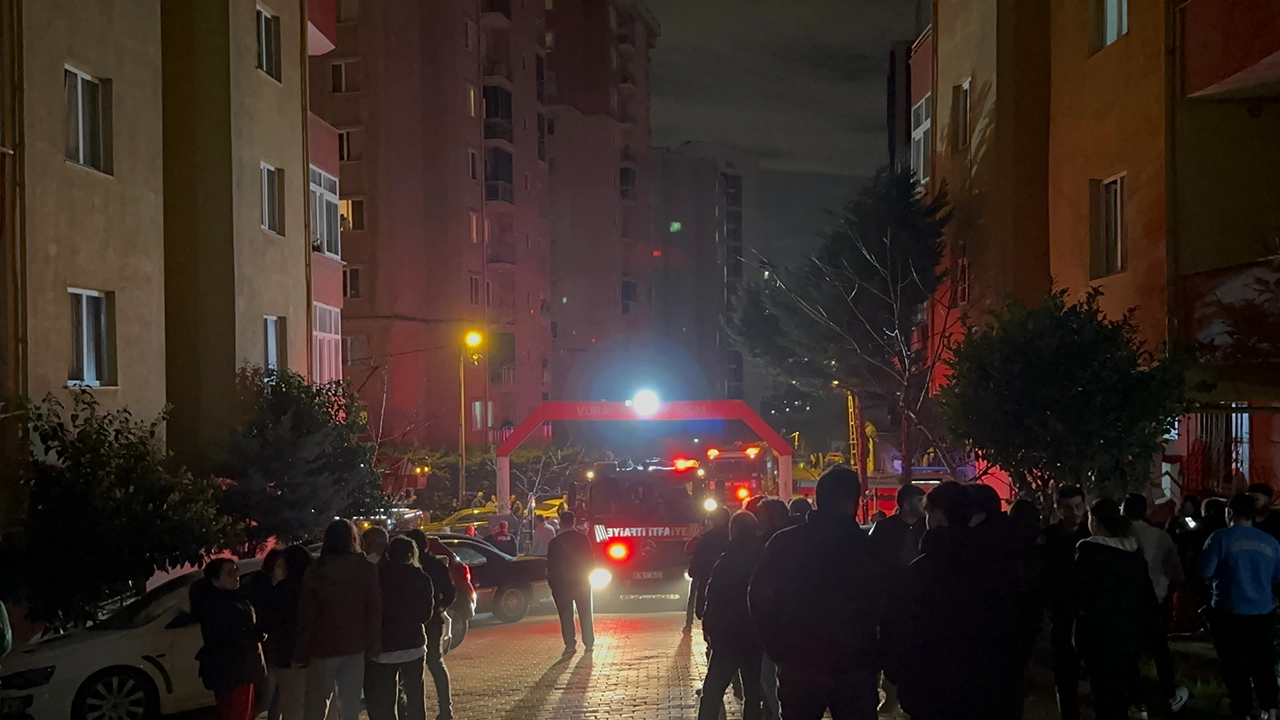 10 katlı apartmanda korkutan yangın: 2 kişi dumandan etkilendi