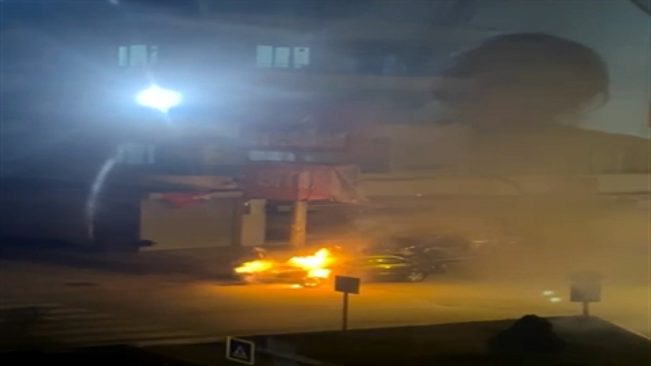 Seyir halindeki otomobilde yangın çıktı, araç kullanılamaz hale geldi