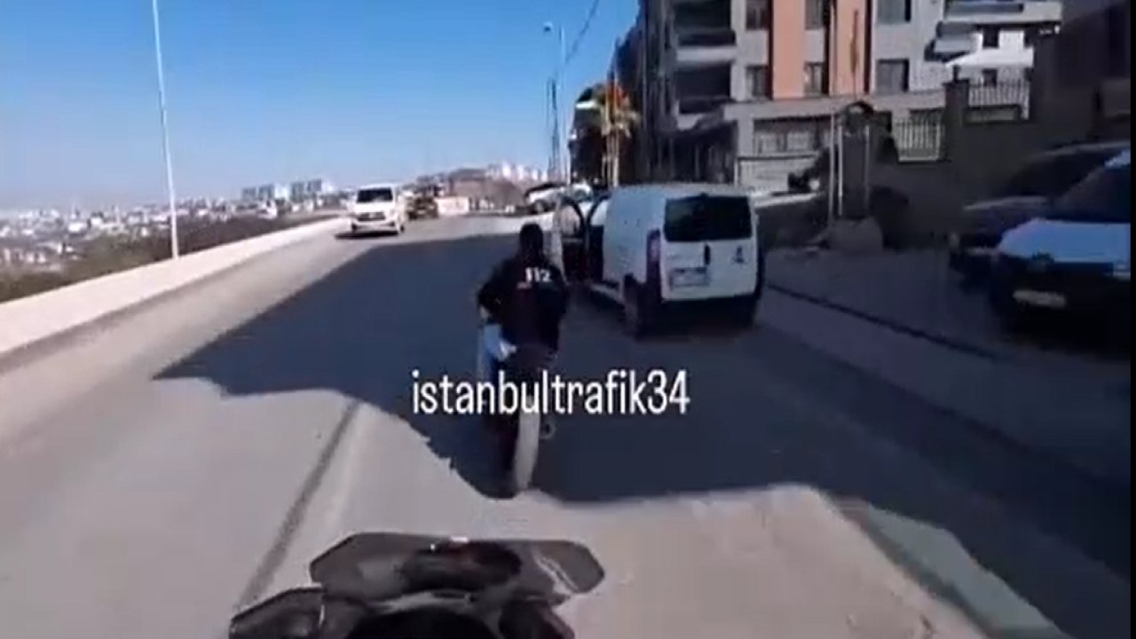 Trafikte büyük kovalamaca! Motosikletli, polisten kaçtı!