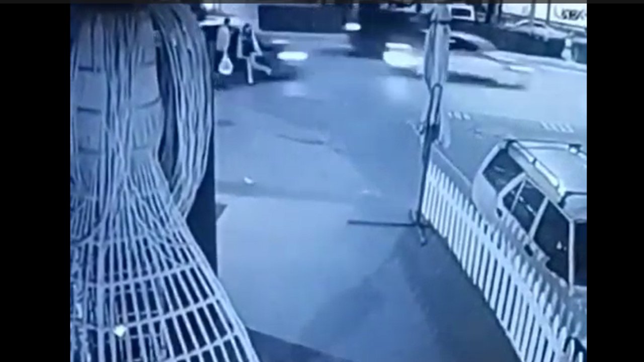 Caddede yarış yapan araçlardan biri yaya geçidinde hamile kadına çarptı!